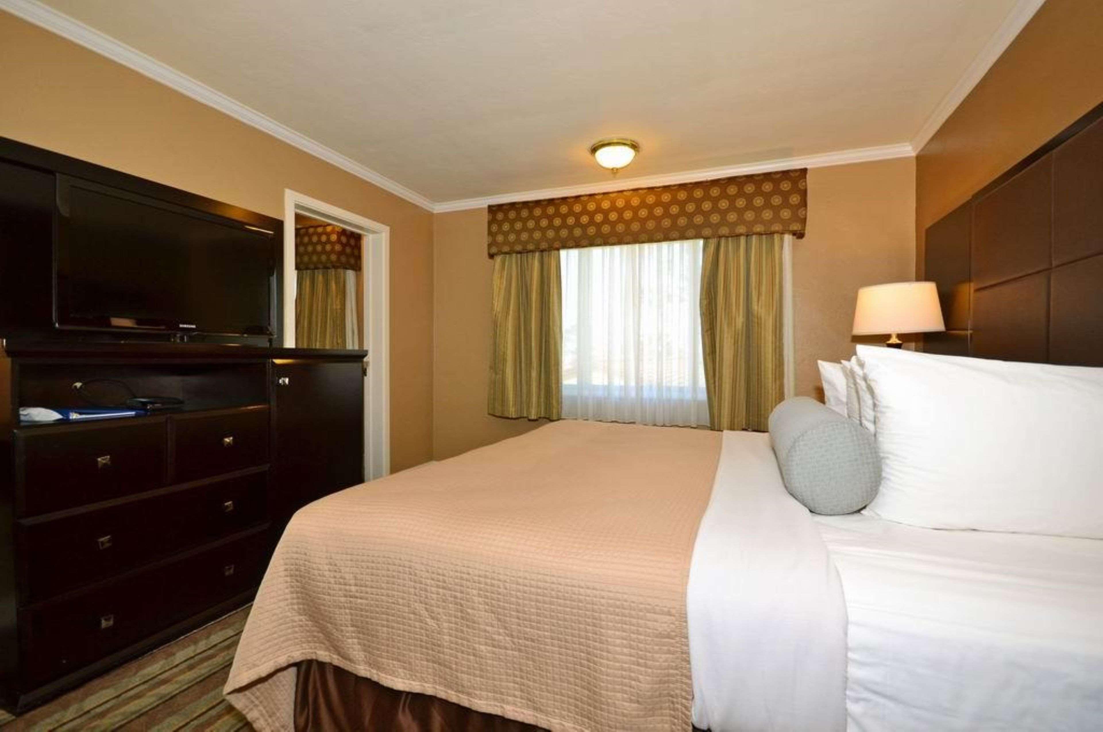 Best Western Carmel'S Town House Lodge Exterior photo