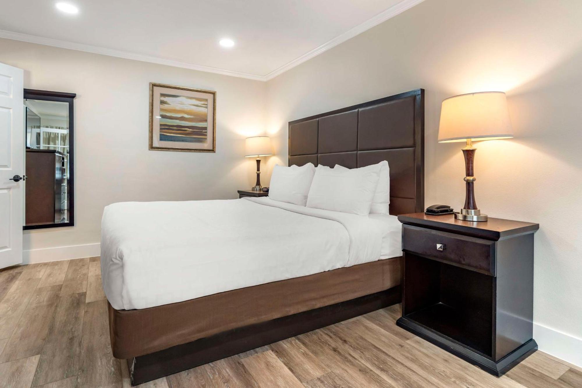 Best Western Carmel'S Town House Lodge Exterior photo