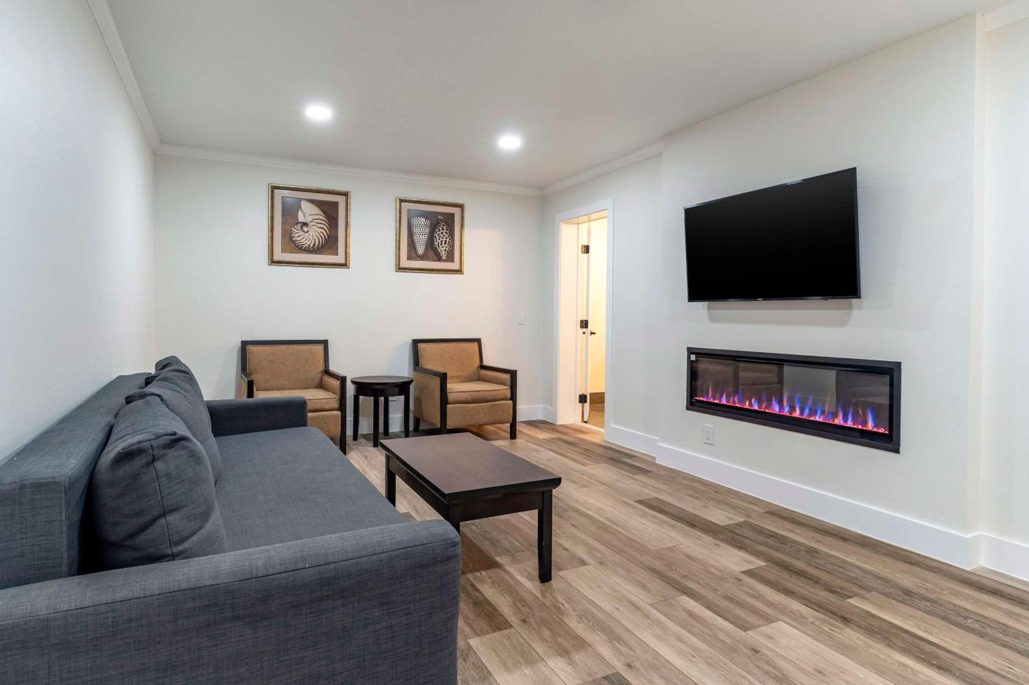Best Western Carmel'S Town House Lodge Exterior photo